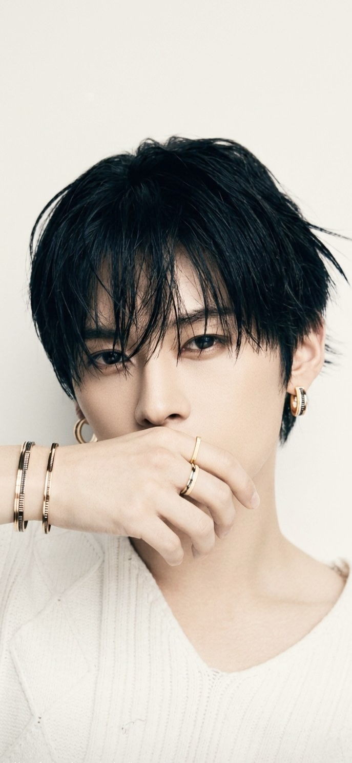 Behind-the-scenes cut of Lee Know (Stray Kids)