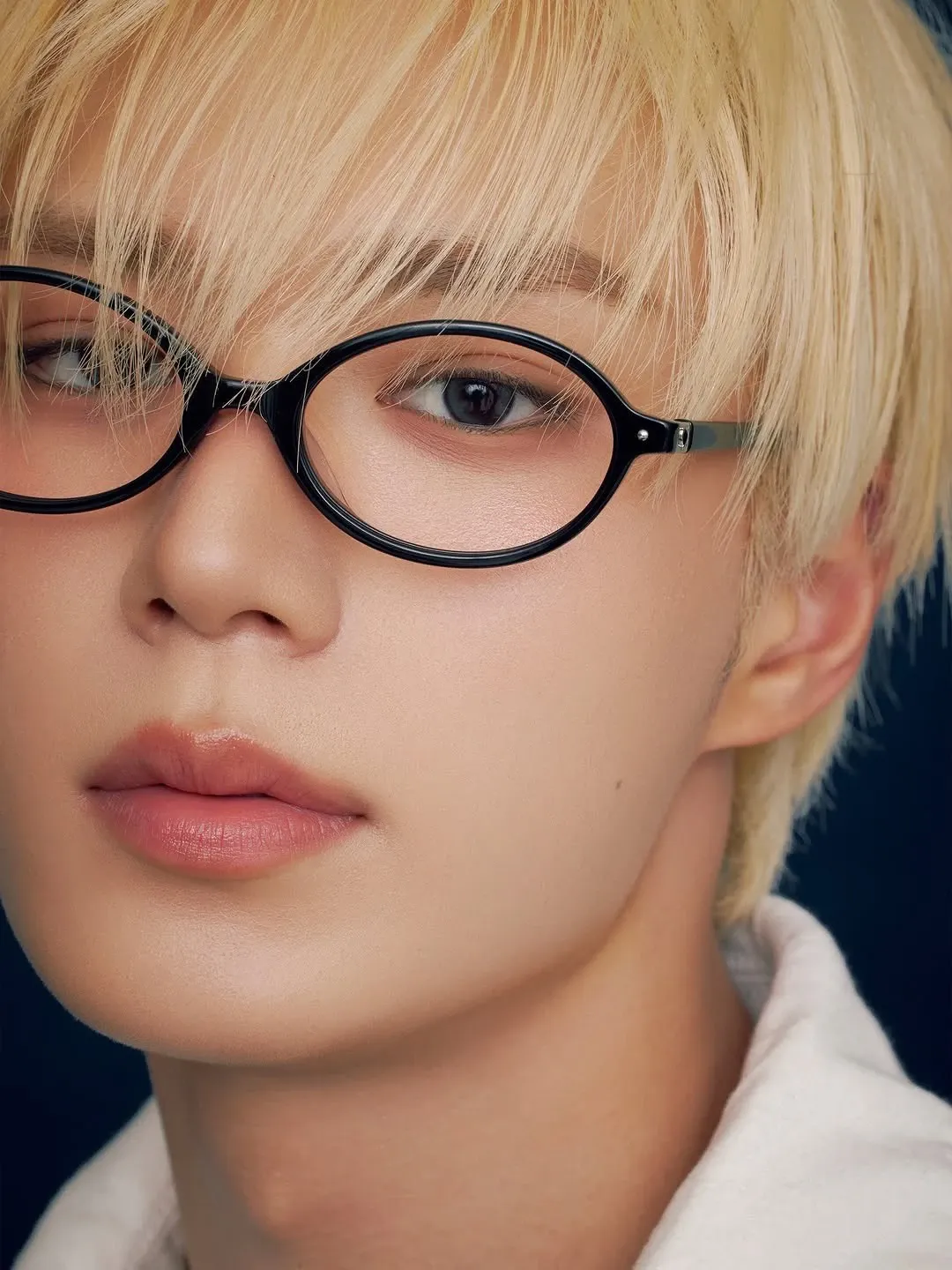 Behind-the-scenes cut of Kim Junseo (ALPHA DRIVE ONE)