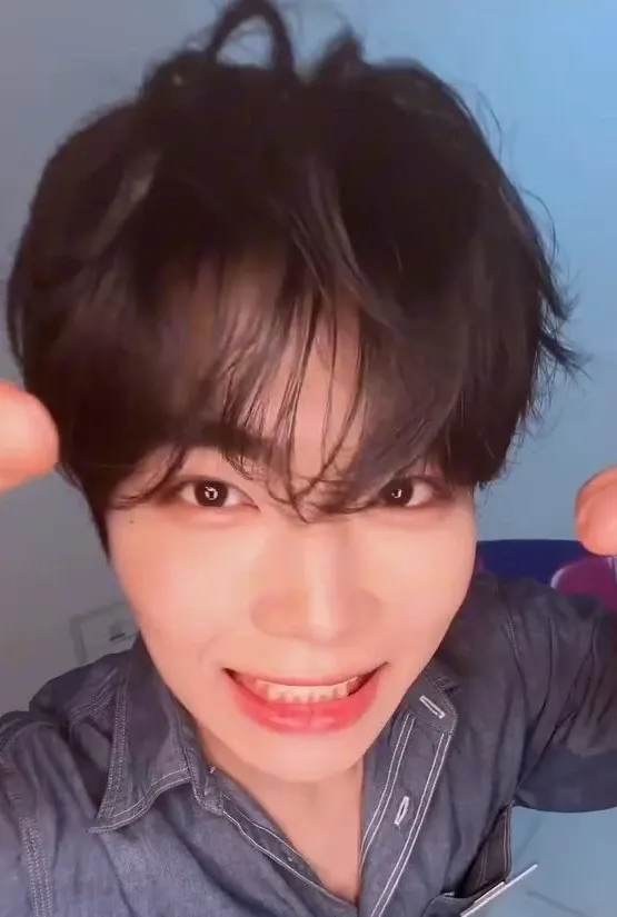 A moment captured by Park Gunwook (ZEROBASEONE)'s fan