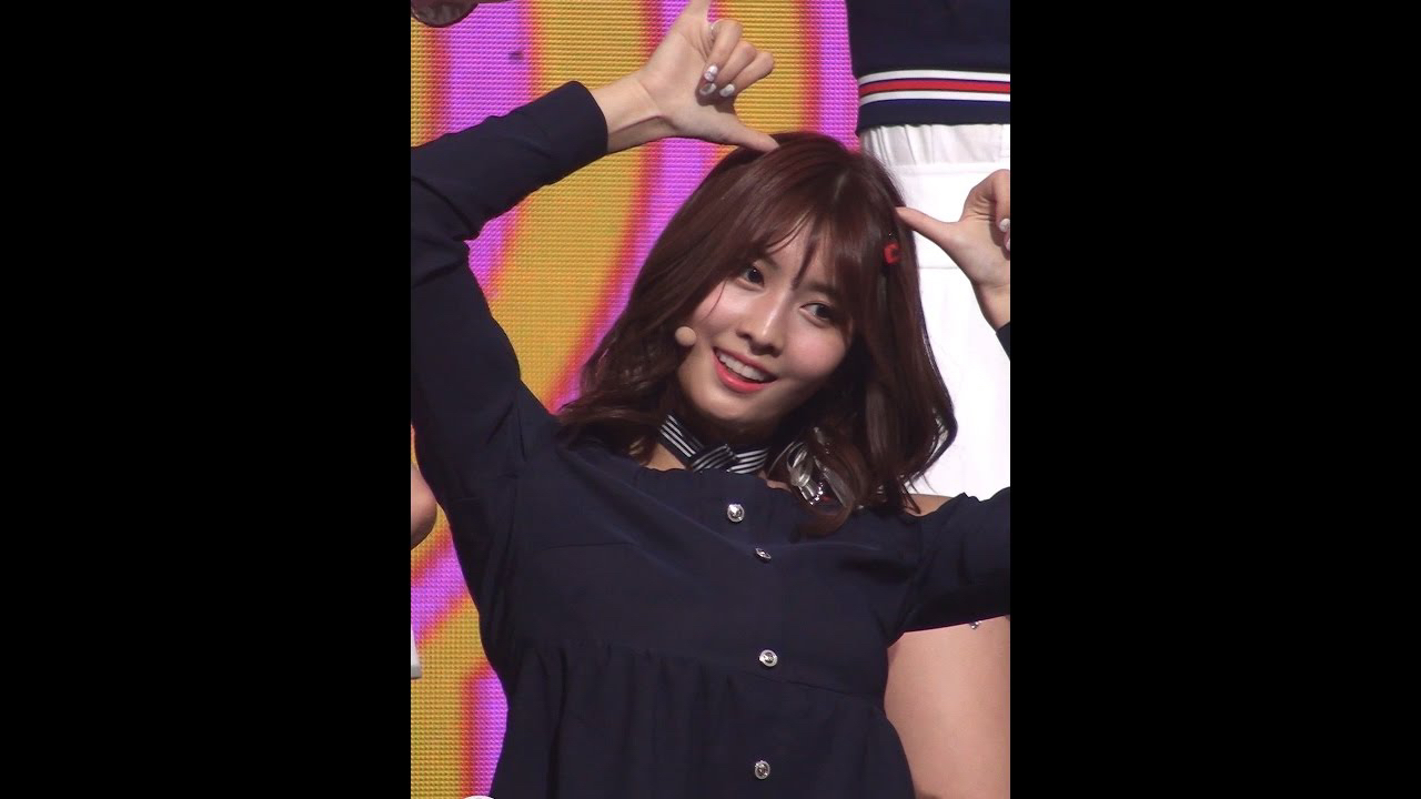Momen yang diabadikan oleh penggemar Momo (TWICE)