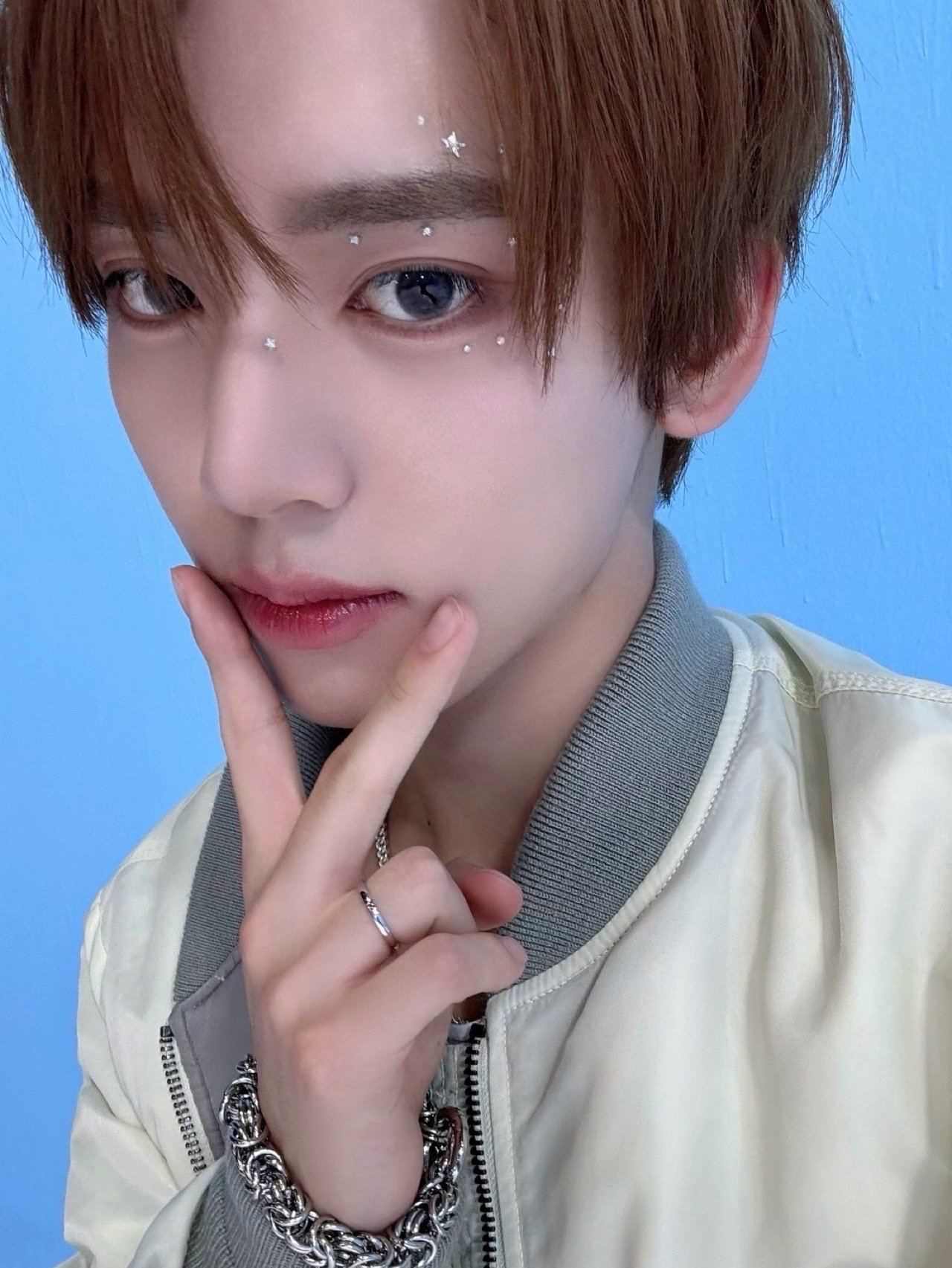 Behind-the-scenes cut of Han Yujin