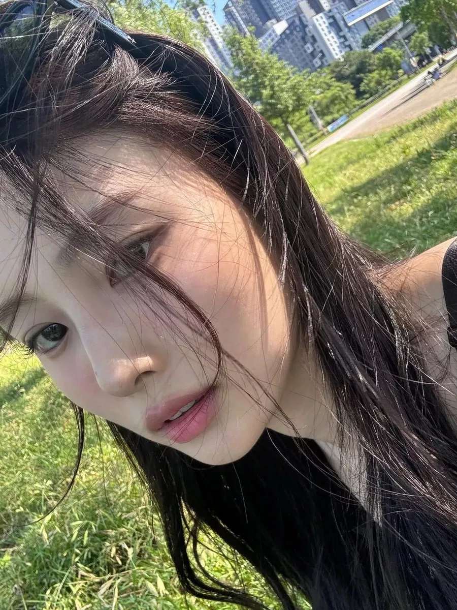 Behind-the-scenes cut of Kang Hyewon