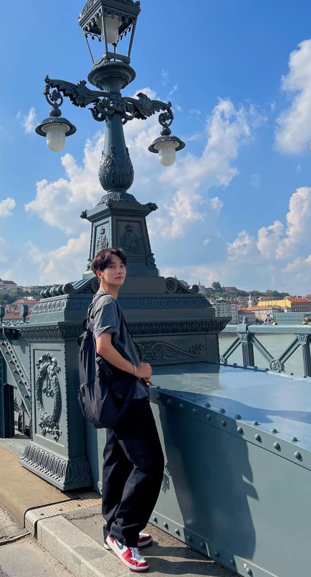 A heartfelt wallpaper shared by Jeonghan (SEVENTEEN)'s fans