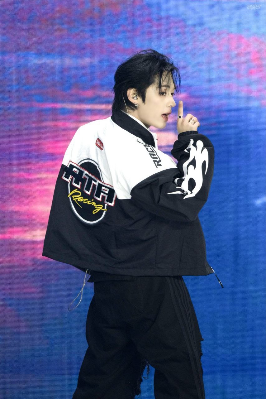 Latest photo of Lee Know (Stray Kids)