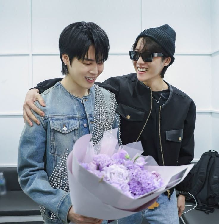 Foto aktivitas terbaru j-hope (BTS)