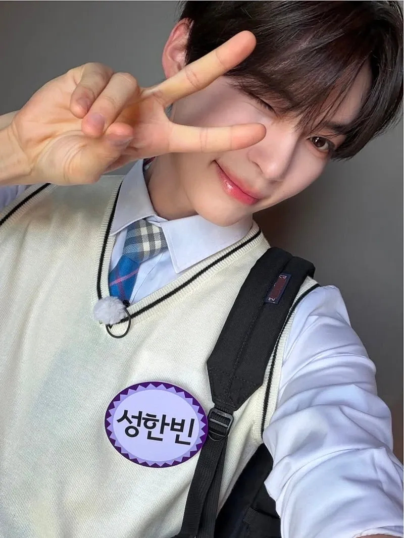 Foto aktivitas terbaru Sung Hanbin (ZEROBASEONE)