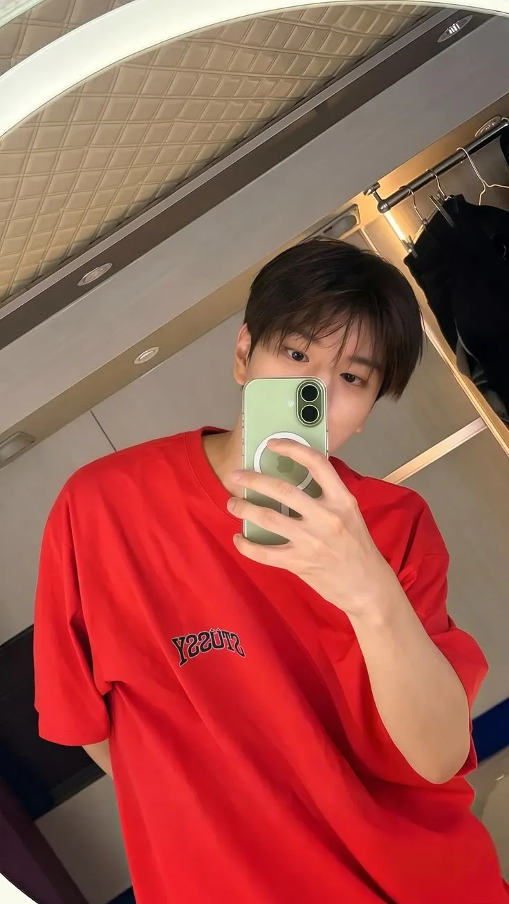 Foto terbaru Seungmin (Stray Kids)