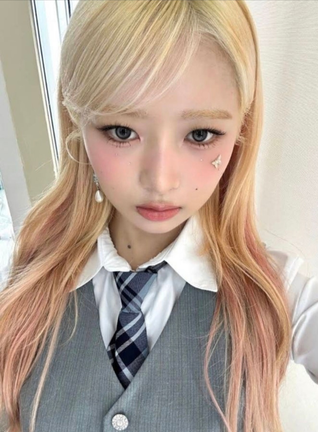 Behind-the-scenes cut of Rei (IVE)