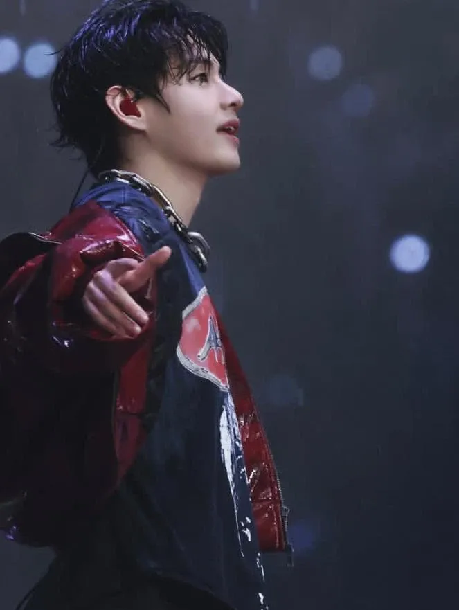 뷔 (방탄소년단) 최근 활동샷
