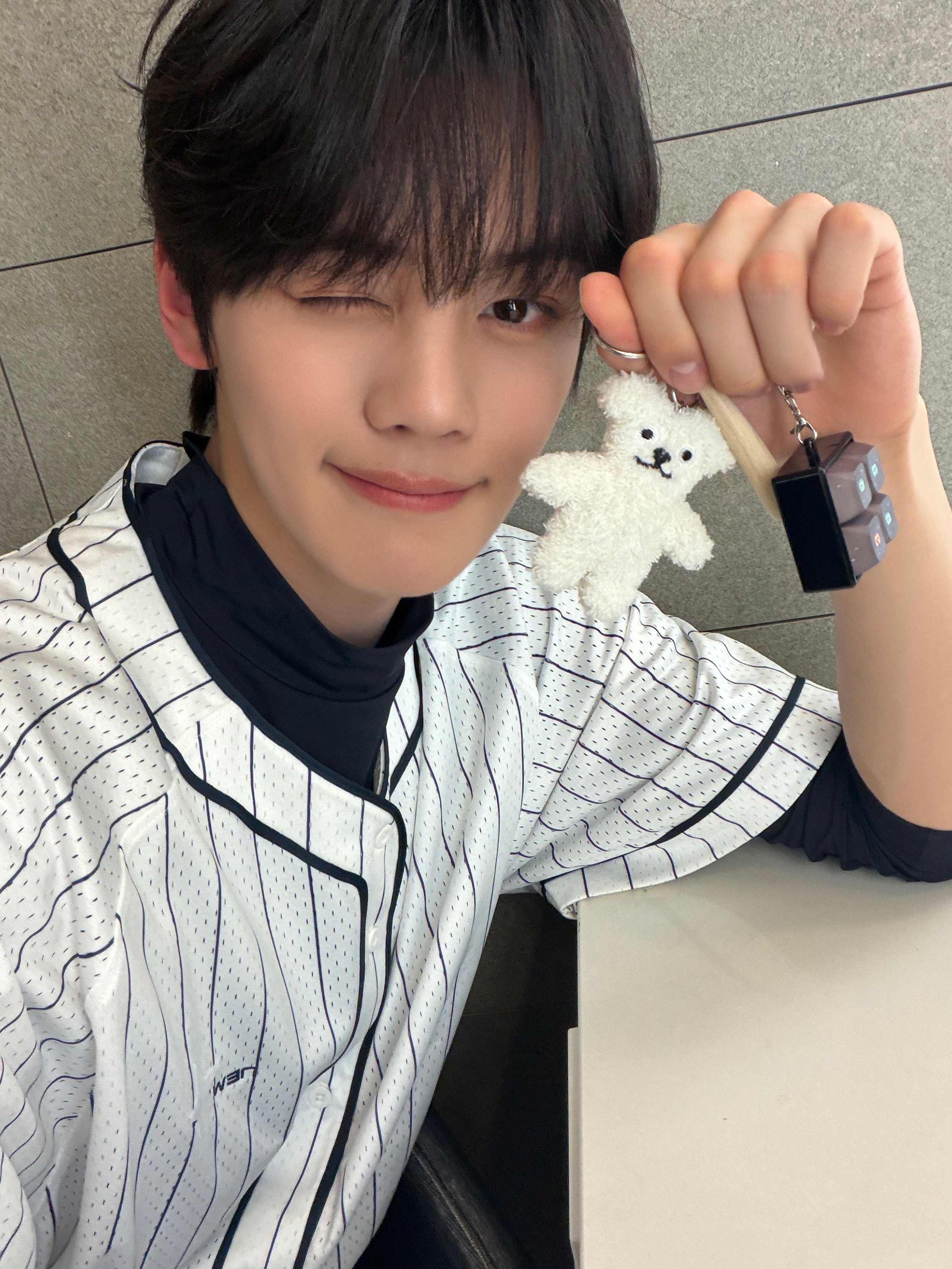 Behind-the-scenes cut of Kim Gyuvin