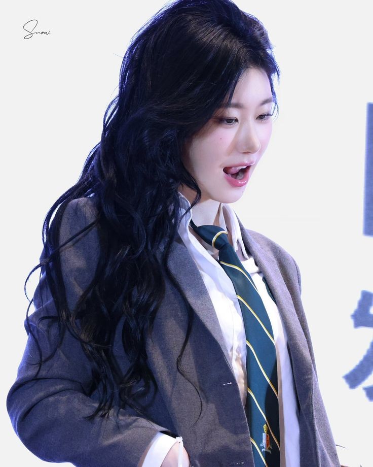 채령 (ITZY)의 비하인드 컷