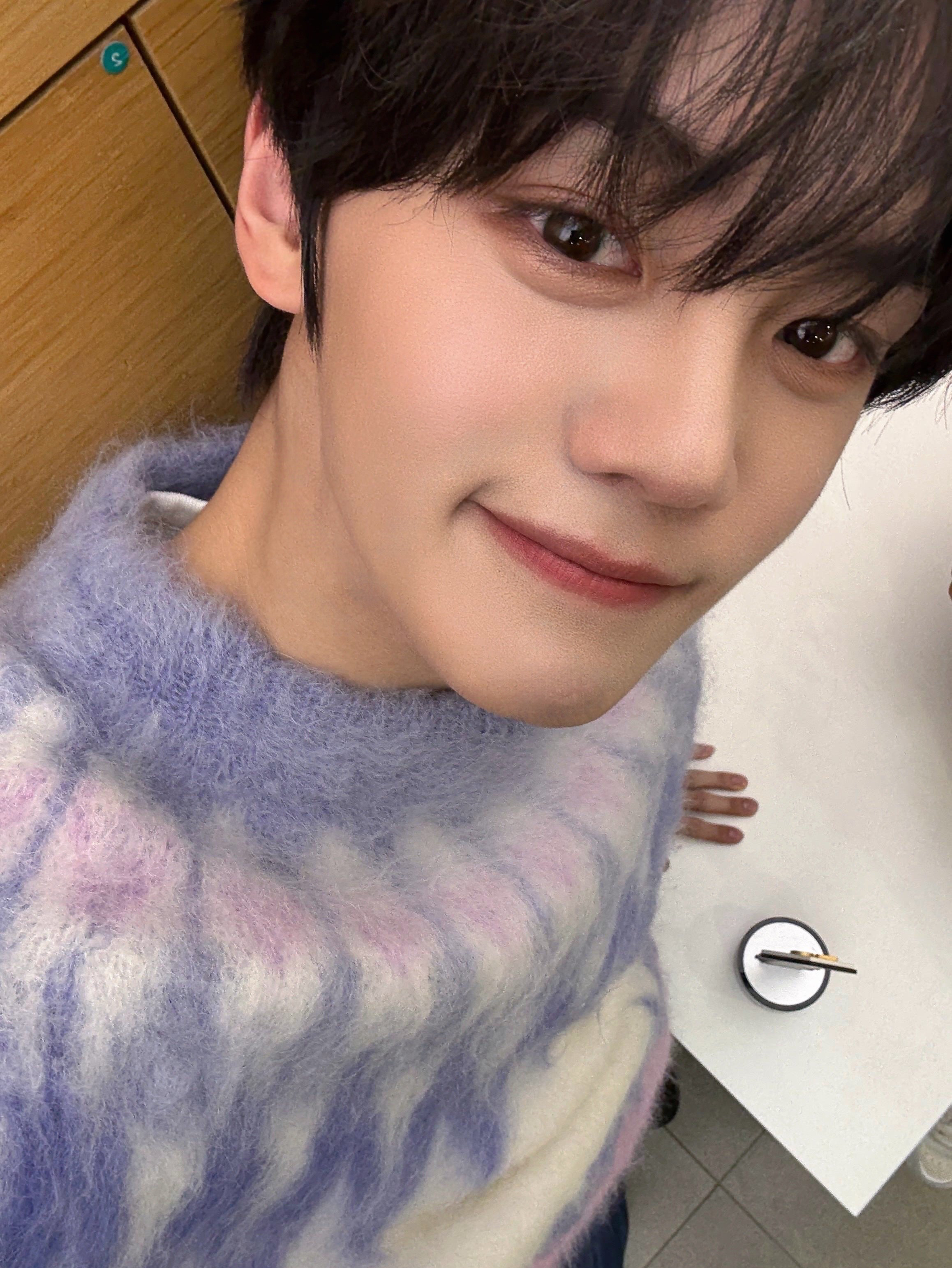 Behind-the-scenes cut of Kim Gyuvin