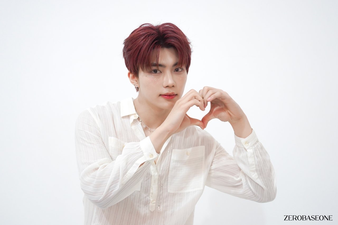 Foto terbaru Park Gunwook (ZEROBASEONE)