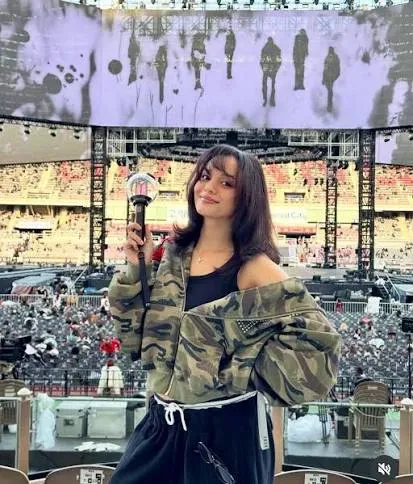A moment captured by NVee (Blackswan)'s fan