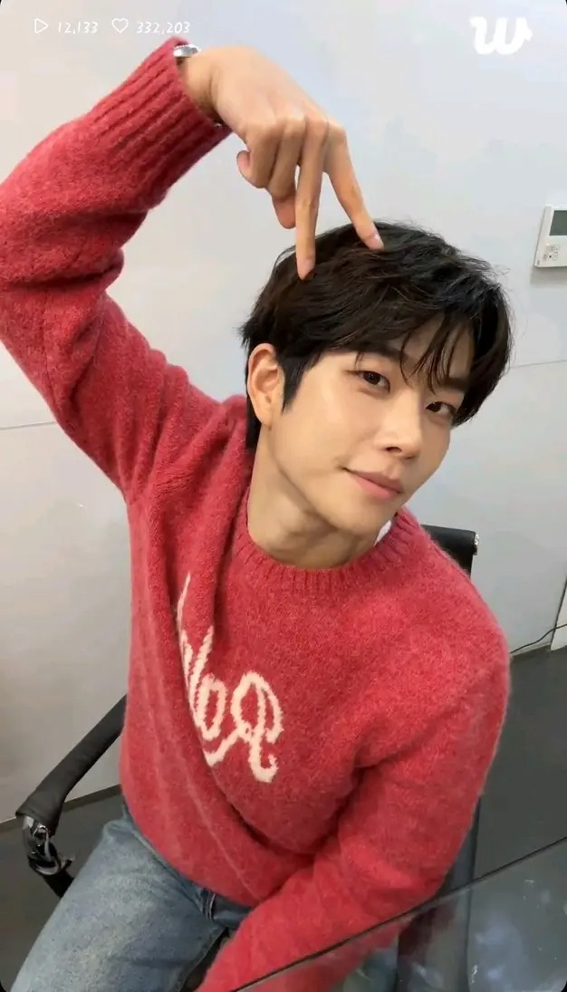 A moment captured by MJ (ASTRO)'s fan