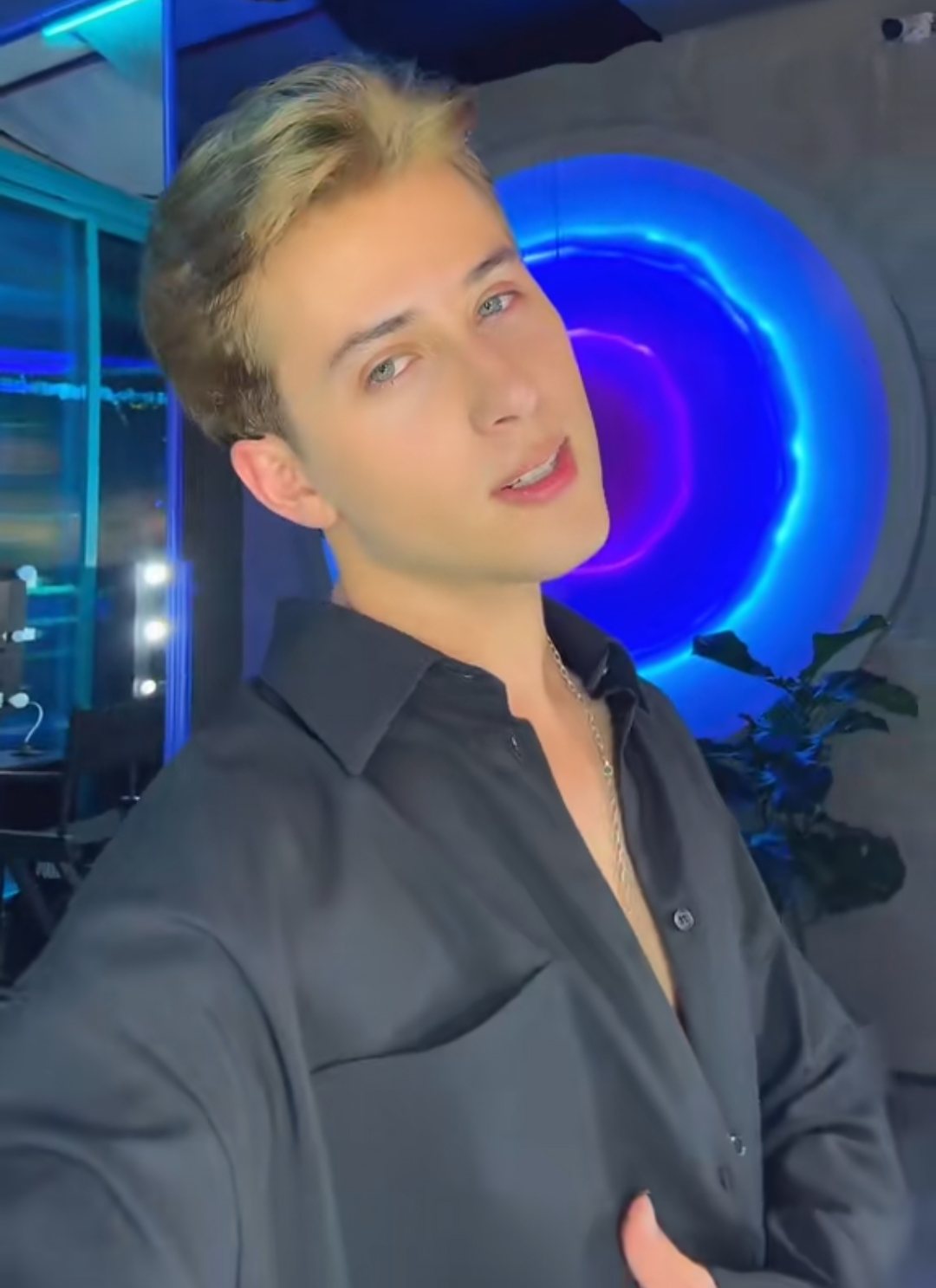 Behind-the-scenes cut of Alejandro (SANTOS BRAVOS)