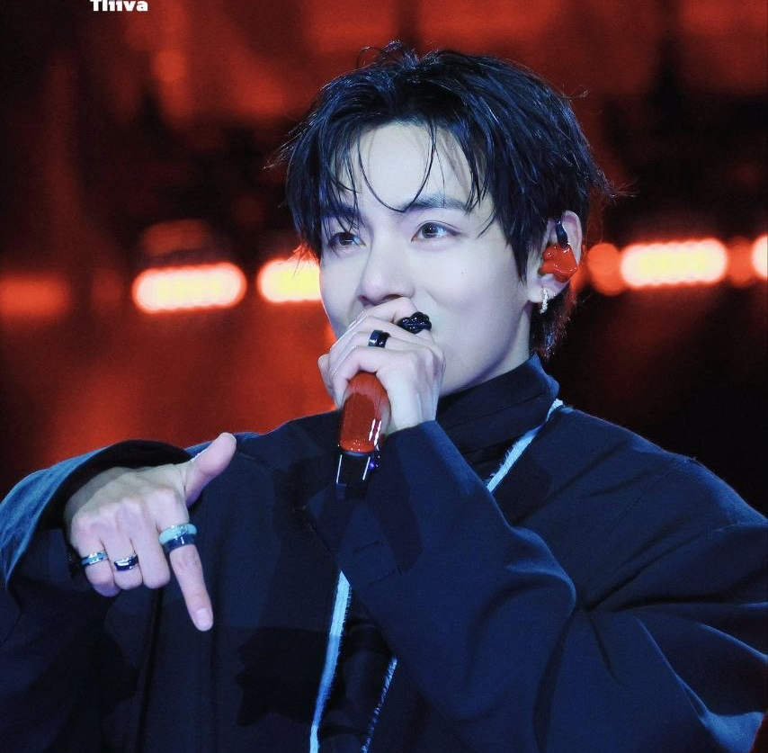뷔 (방탄소년단)의 최신 사진