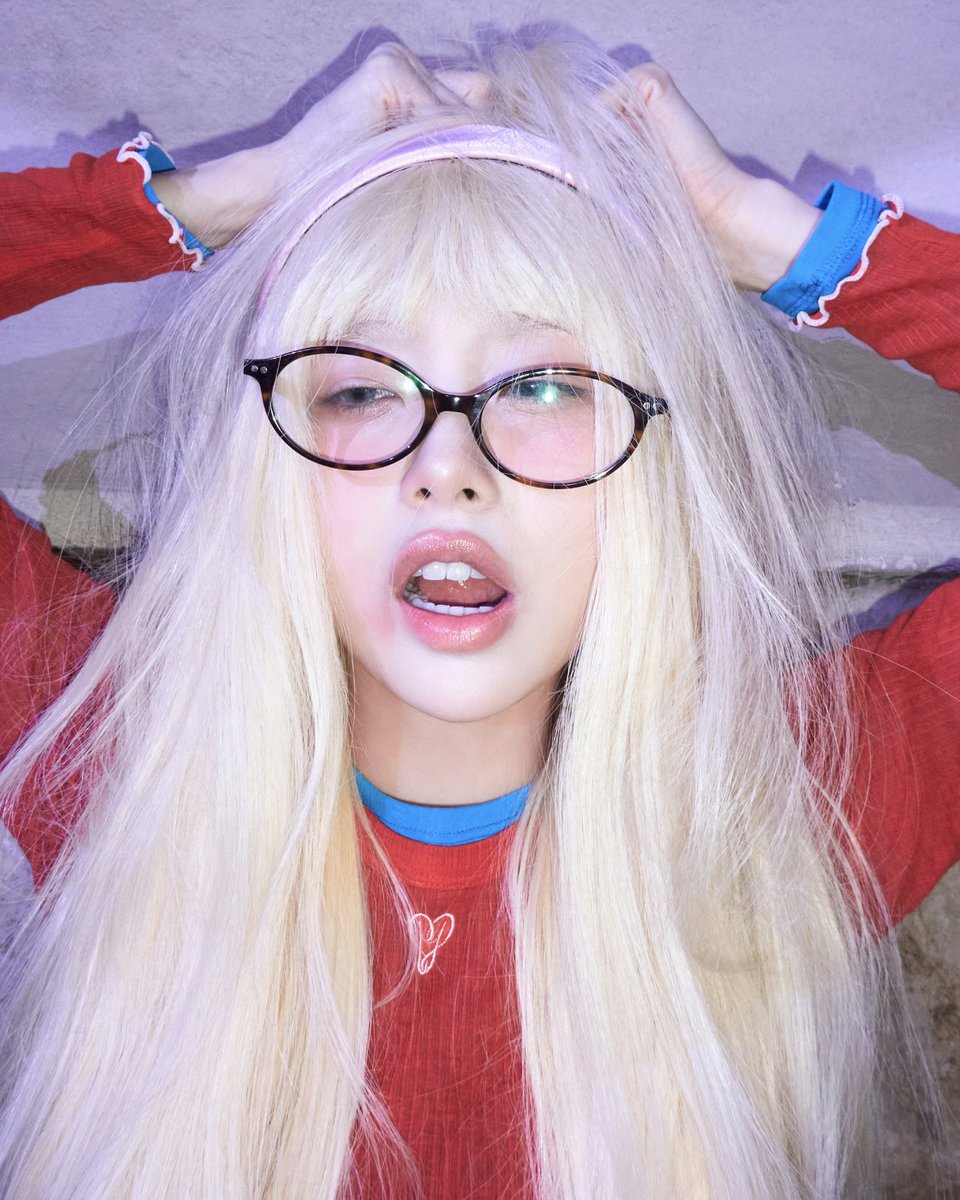 Behind-the-scenes cut of Chuu