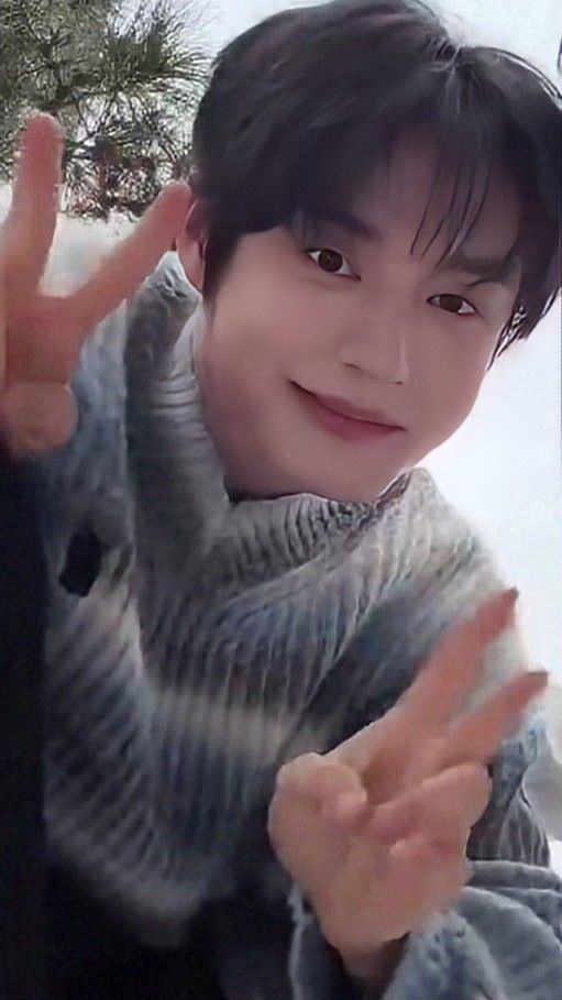 The most beloved wallpaper among Kim Jiwoong (ZEROBASEONE)'s fans