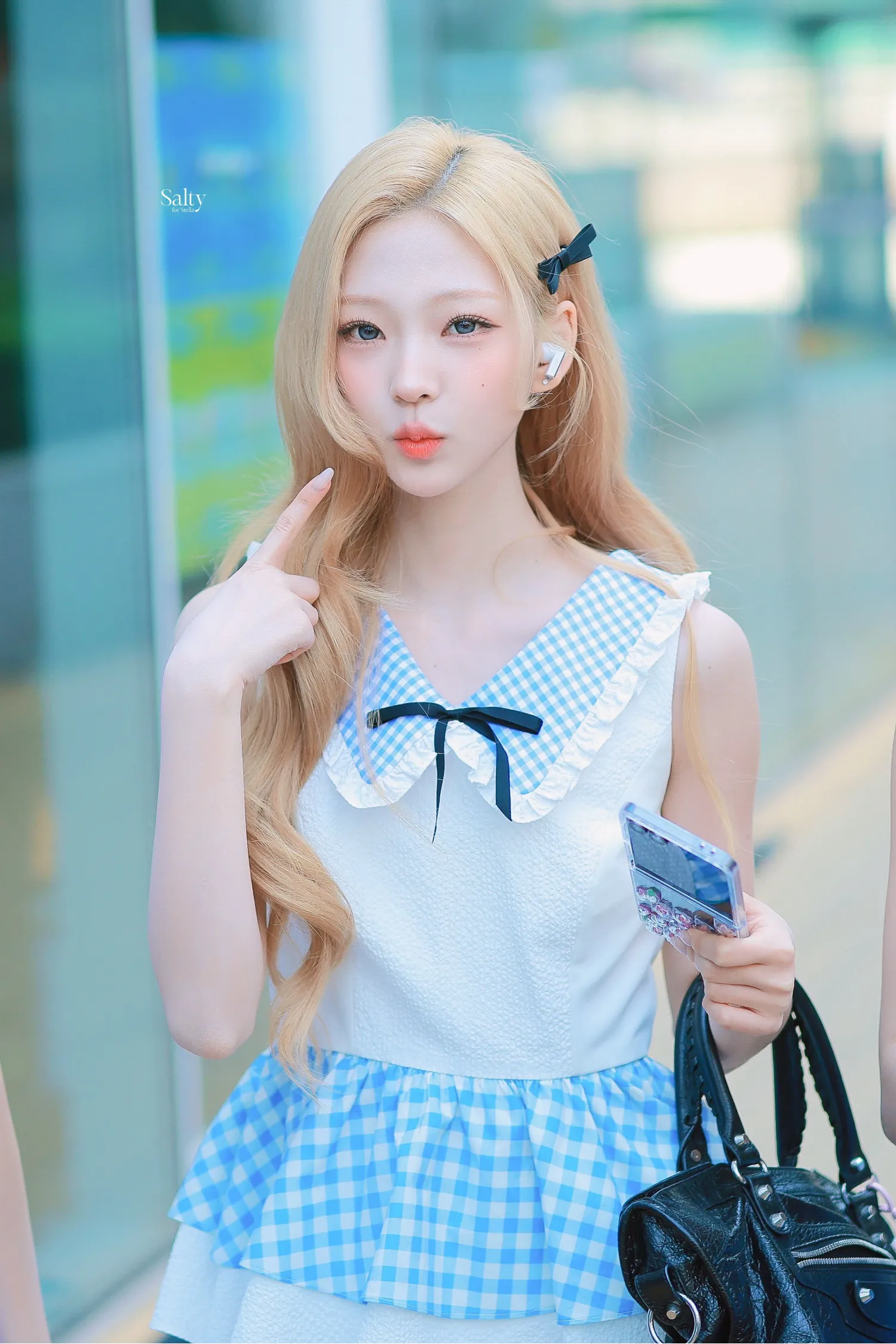 Behind-the-scenes cut of Stella (Hearts2Hearts)