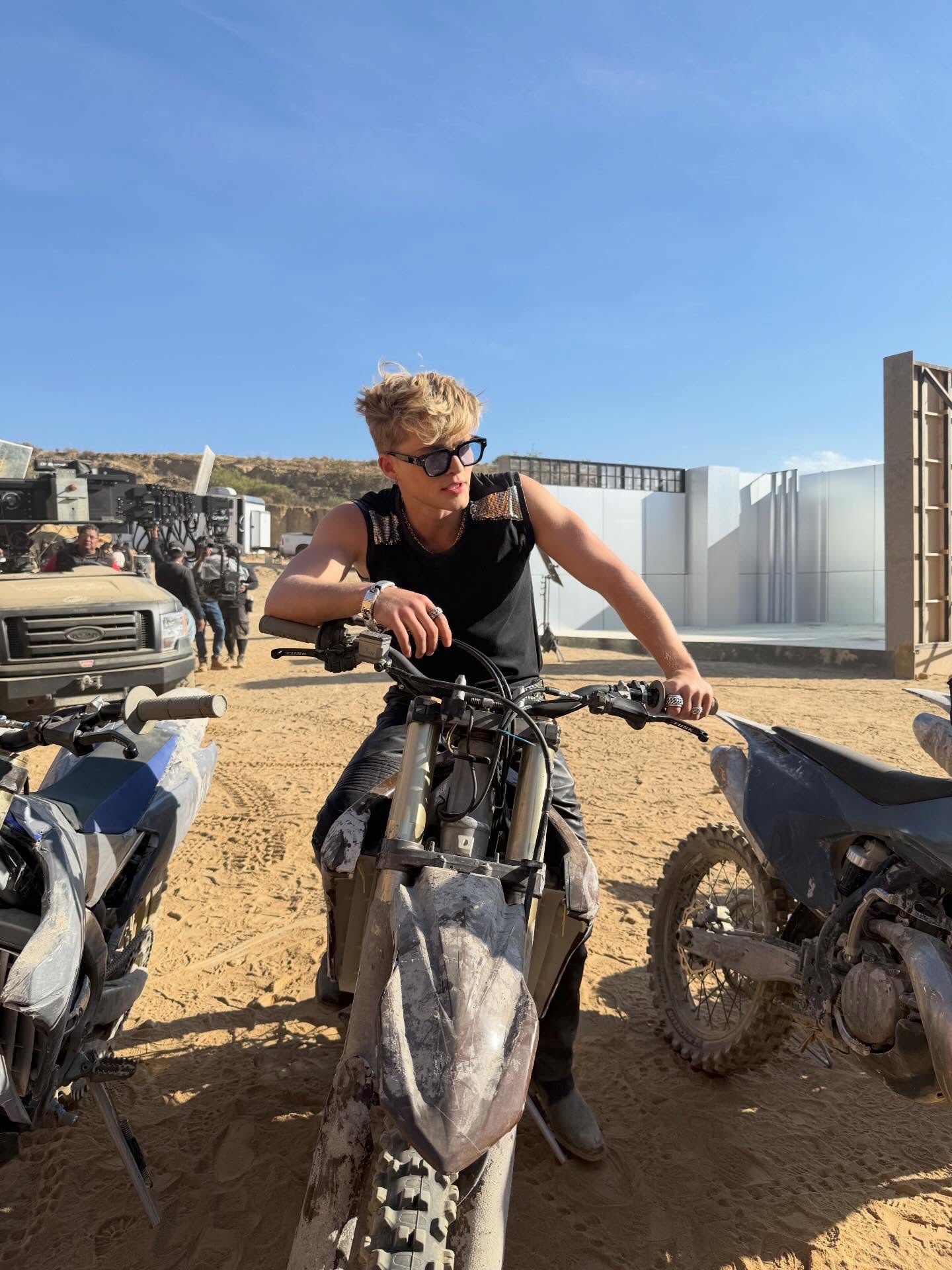 Behind-the-scenes cut of Gabi (SANTOS BRAVOS)