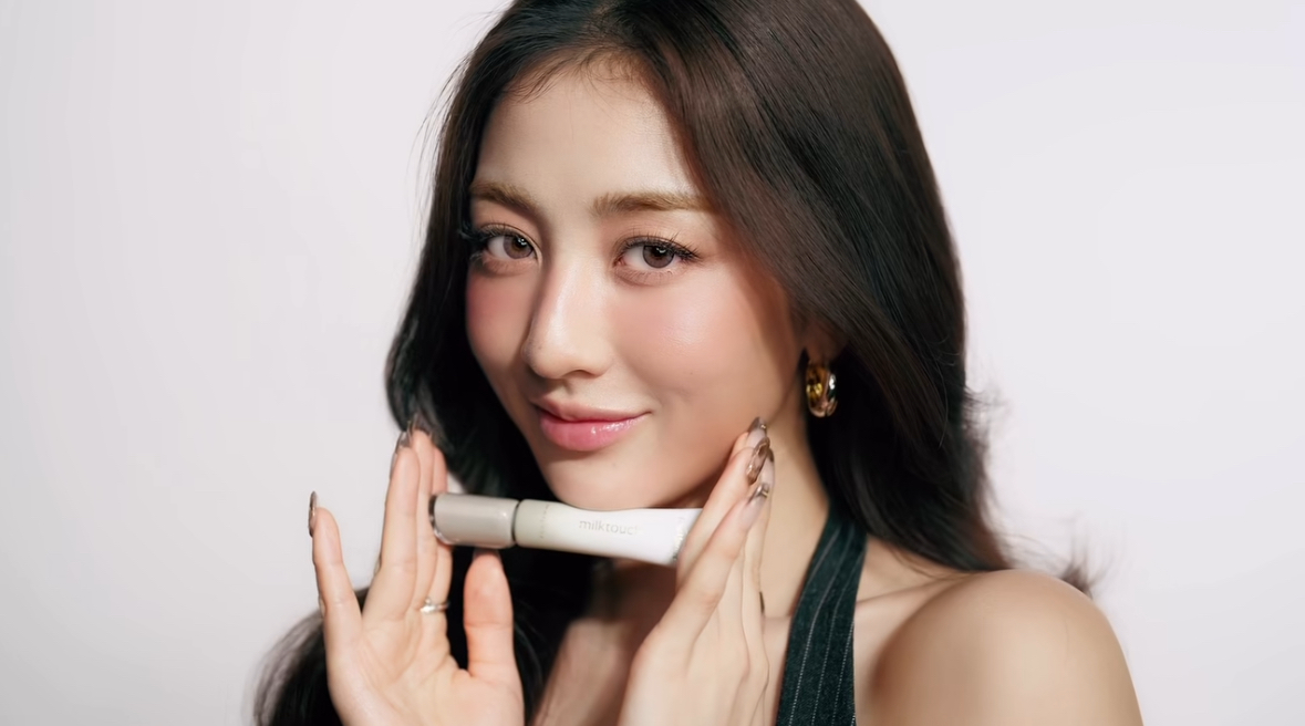 Recent activity shot of Jihyo (TWICE)