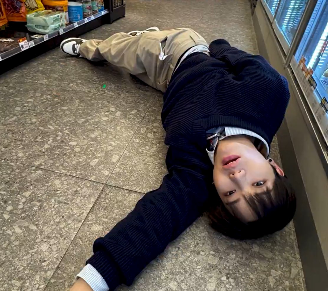 A moment captured by Ohyul (LNGSHOT)'s fan