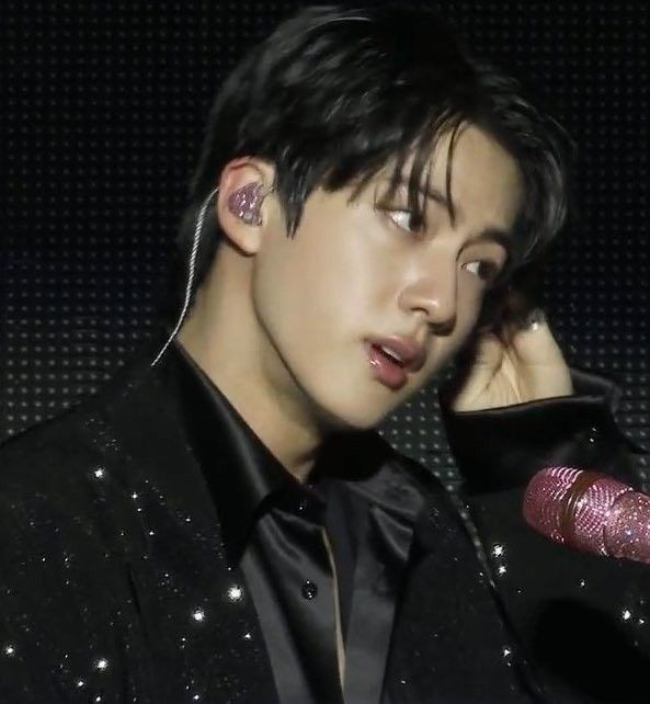 Momen yang diabadikan oleh penggemar Jin (BTS)
