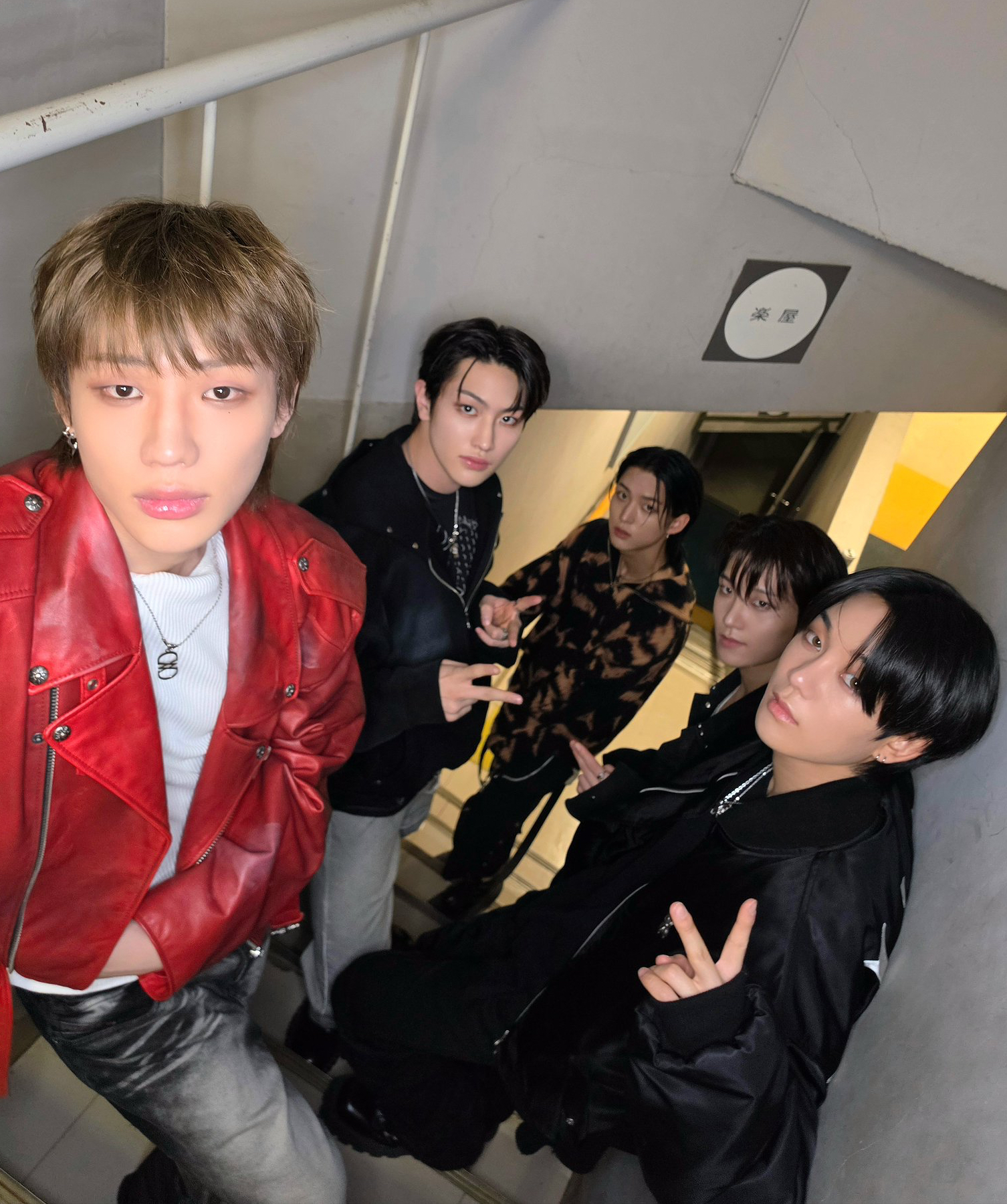 TNX의 비하인드 컷