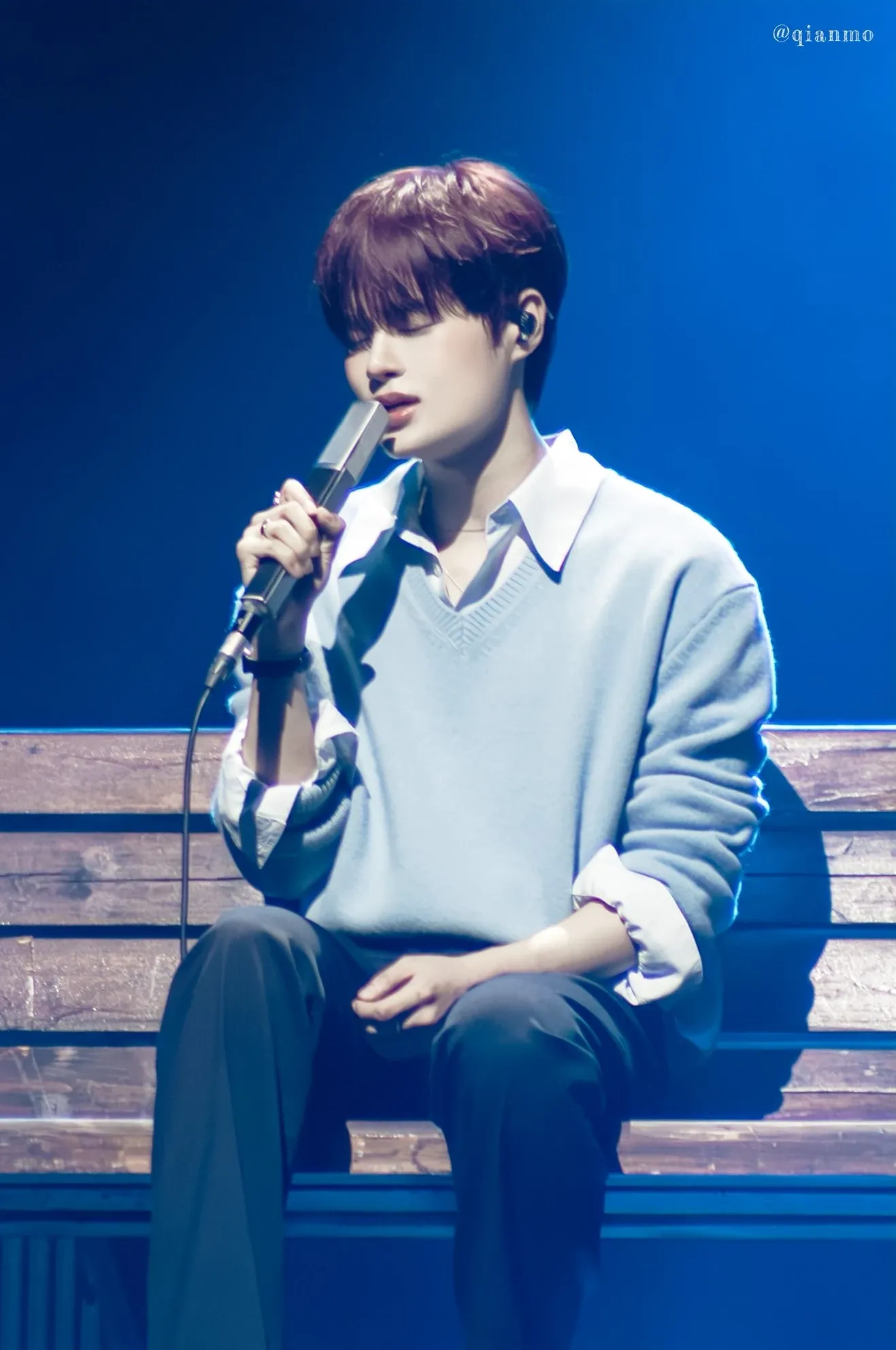 A moment captured by Lee Daehwi (AB6IX)'s fan