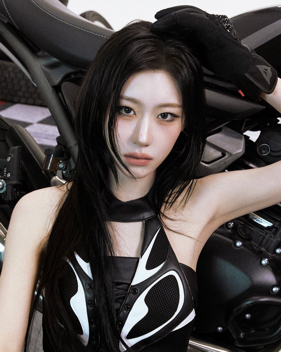 채령 (ITZY)의 비하인드 컷