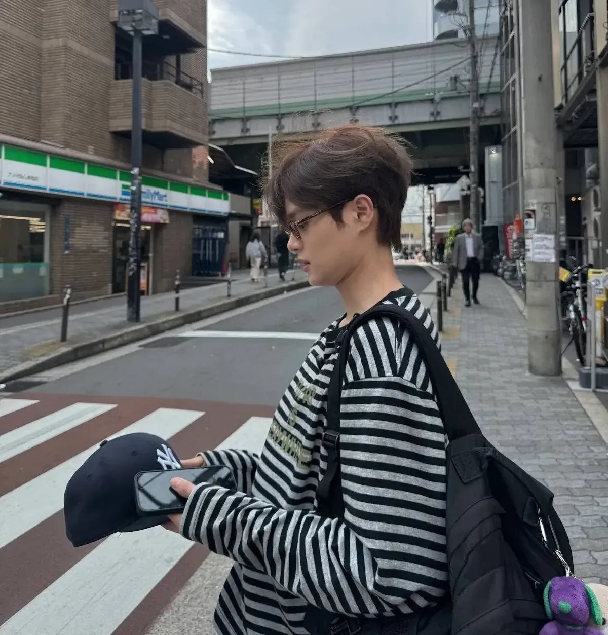 A moment captured by Lee Daehwi (AB6IX)'s fan