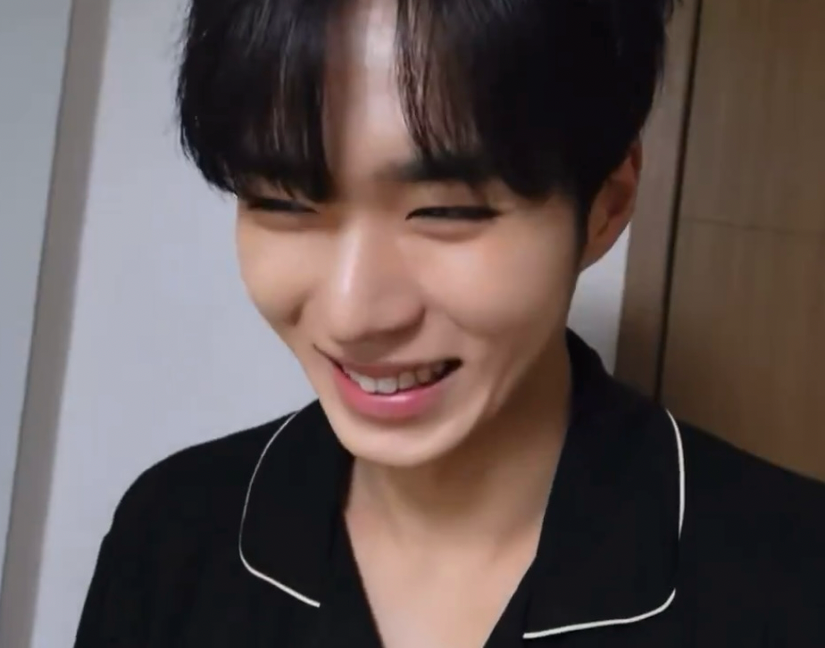 Behind-the-scenes cut of Kim Junseo (ALPHA DRIVE ONE)