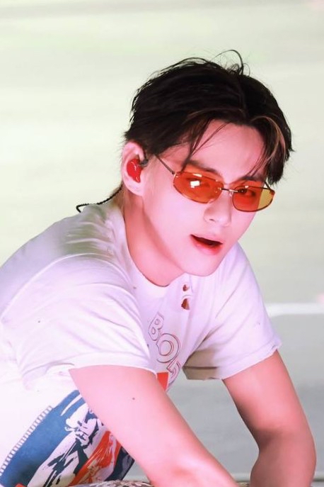 Behind-the-scenes cut of V (BTS)
