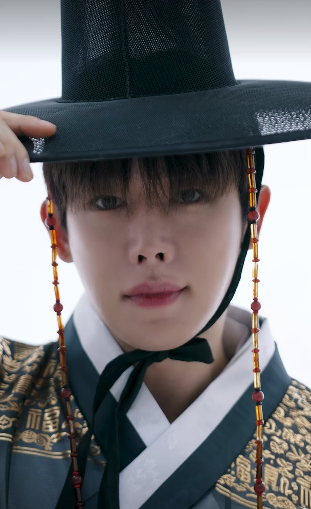 Behind-the-scenes cut of Wonho