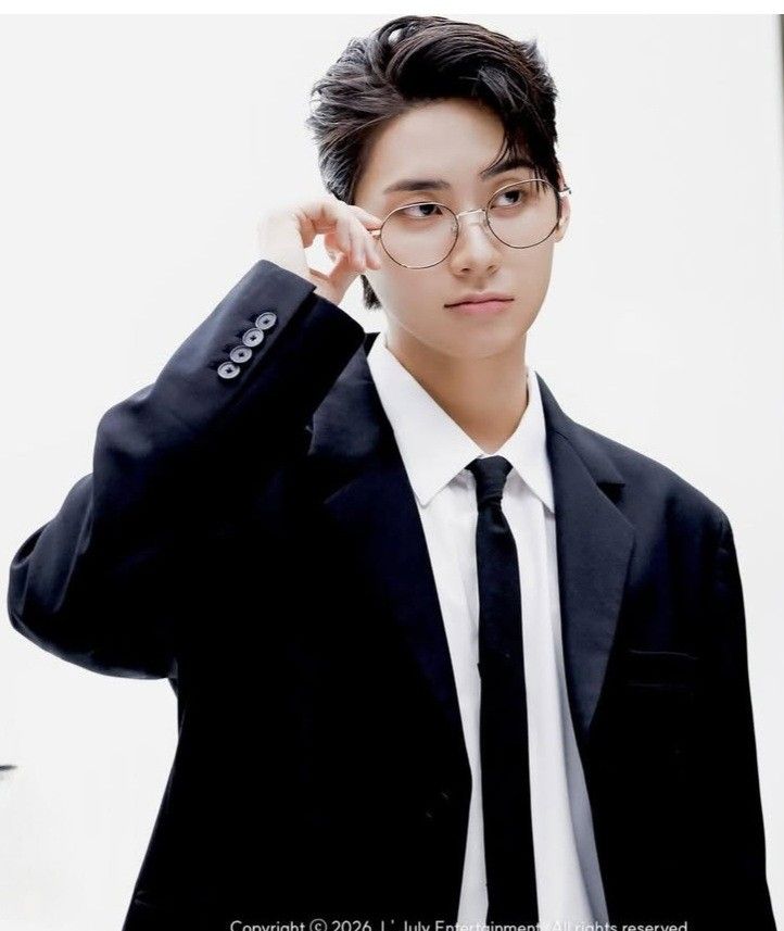 Behind-the-scenes cut of Lee Jinhyuk