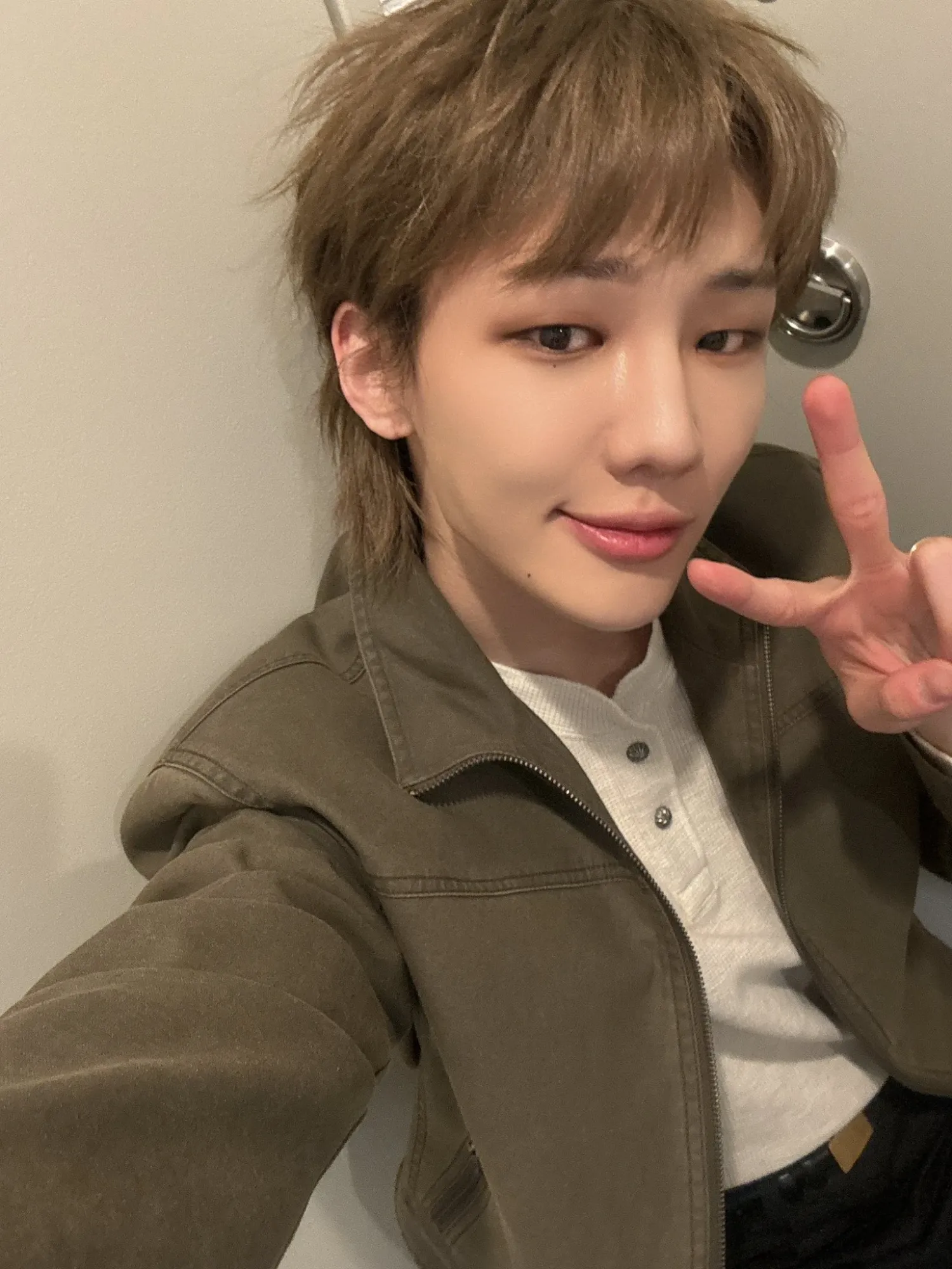 Behind-the-scenes cut of Junhyeok (TNX)