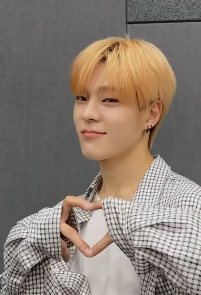 Latest photo of Kim Junmin (WHIB)