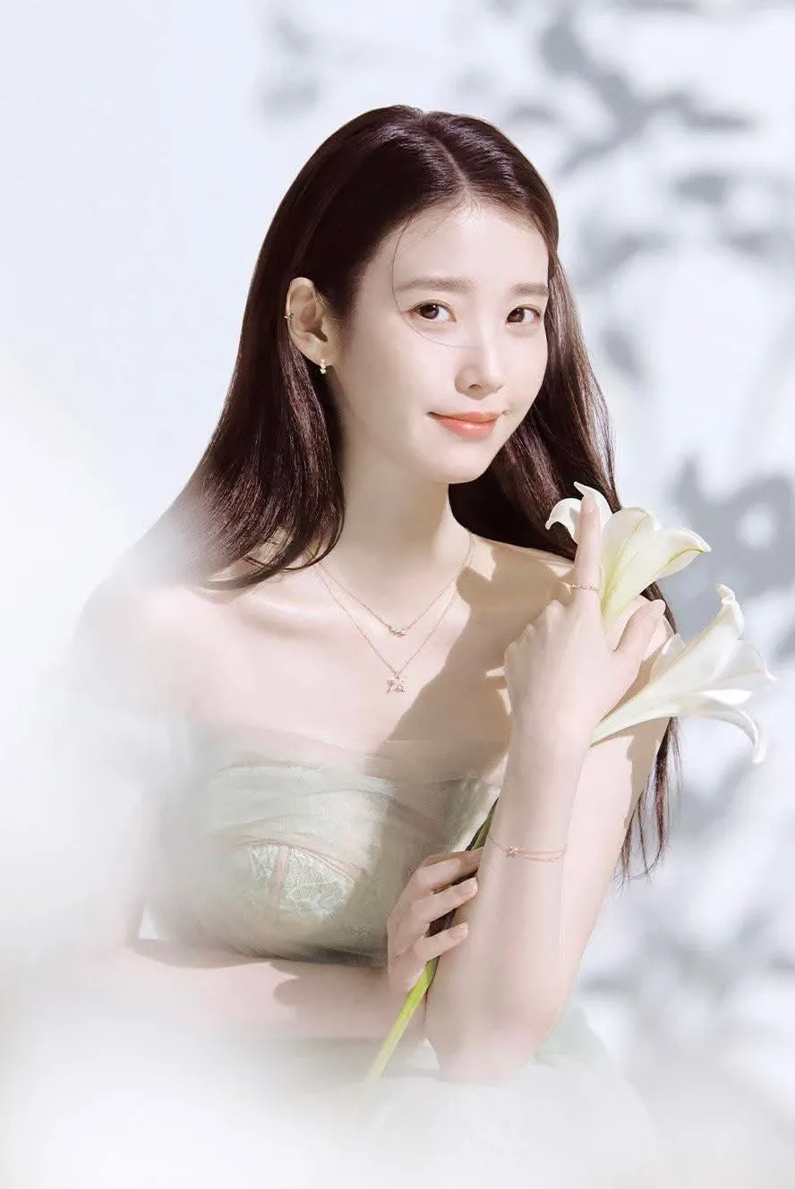 Foto aktivitas terbaru IU