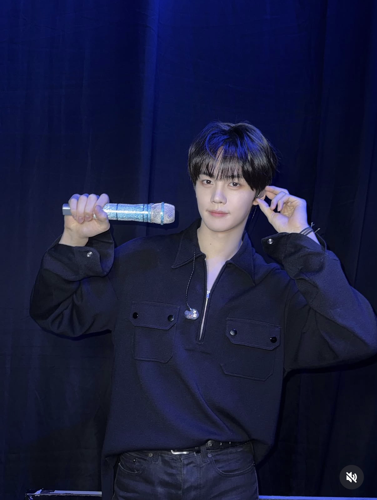 Recent activity shot of Kim Gyuvin (ZEROBASEONE)