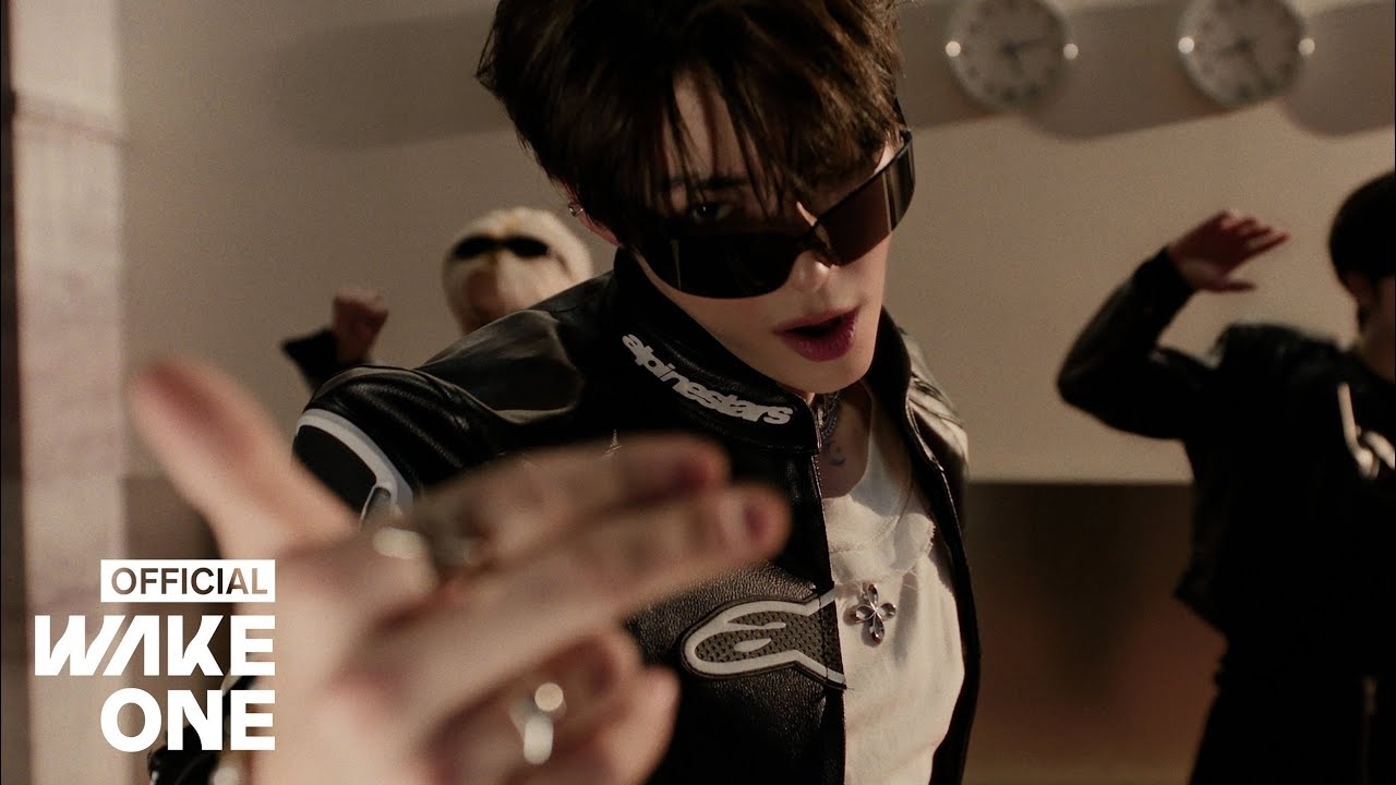 Behind-the-scenes cut of Kim Jiwoong (ZEROBASEONE)