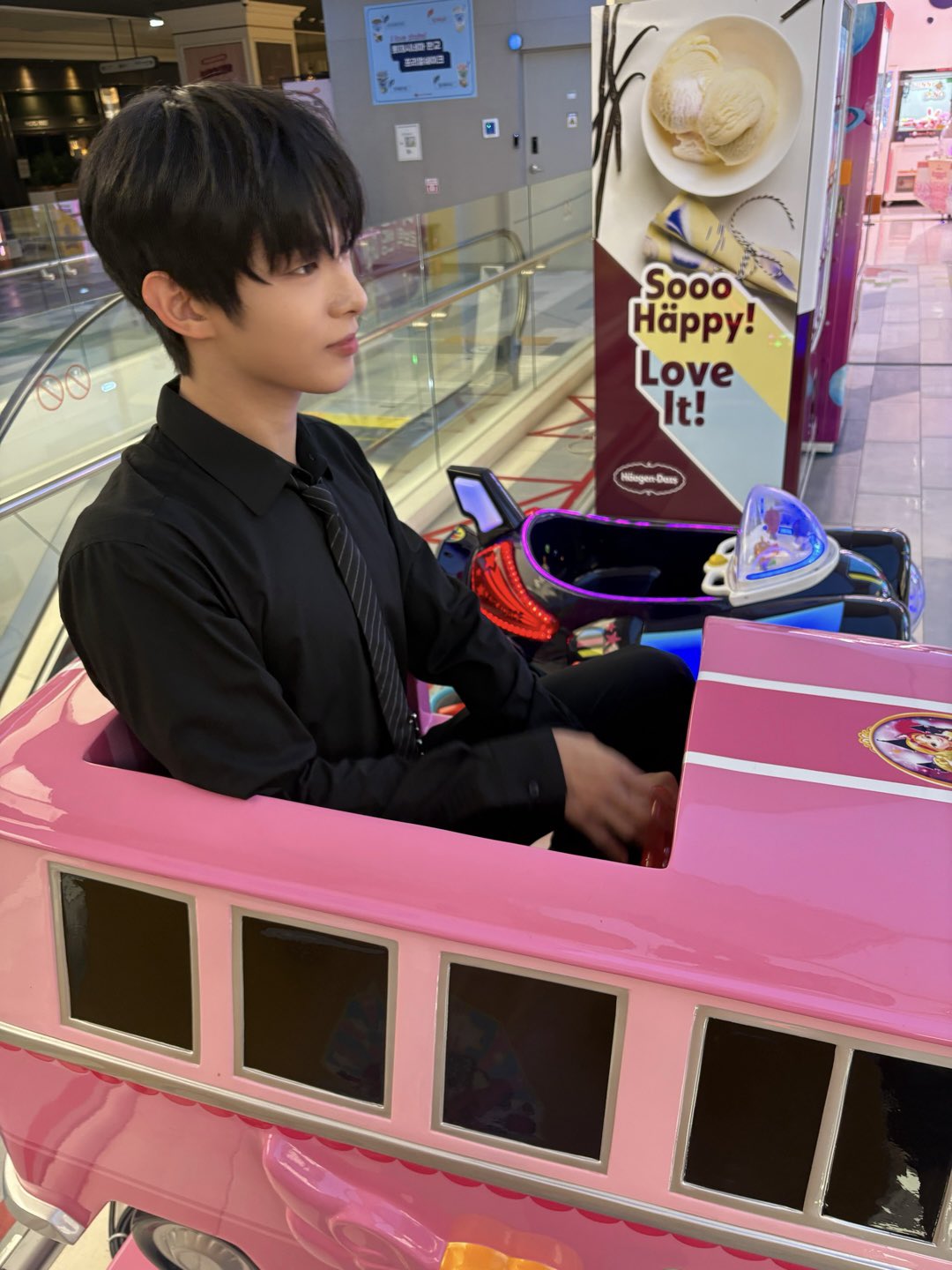 A moment captured by Steven (AHOF)'s fan