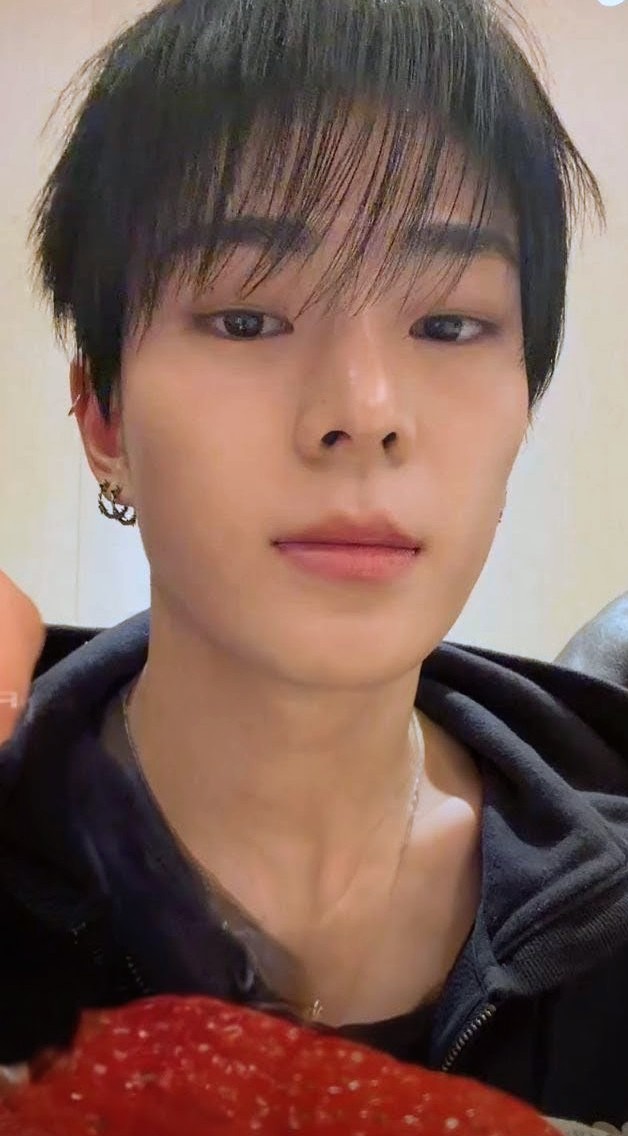 Behind-the-scenes cut of Kim Junmin (WHIB)