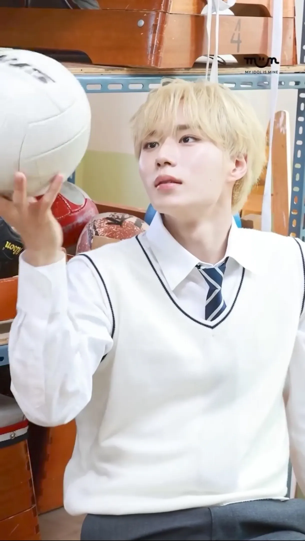 Behind-the-scenes cut of Kim Junseo (ALPHA DRIVE ONE)