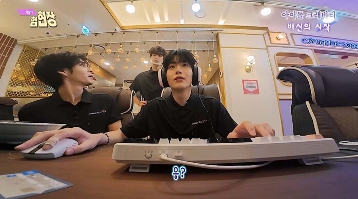 Recent activity shot of Hyeongjun (CRAVITY)