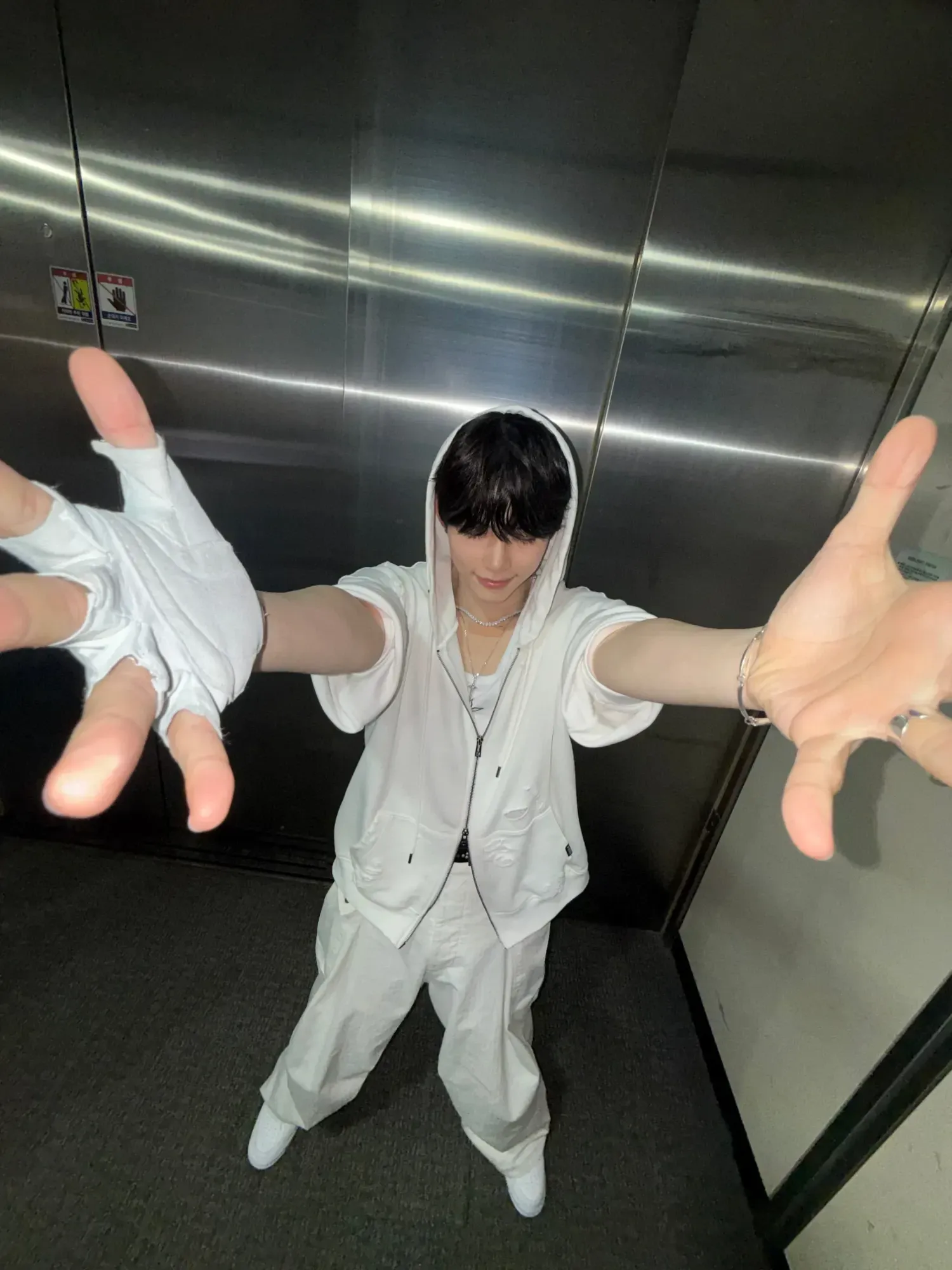 Behind-the-scenes cut of Sung Hanbin (ZEROBASEONE)