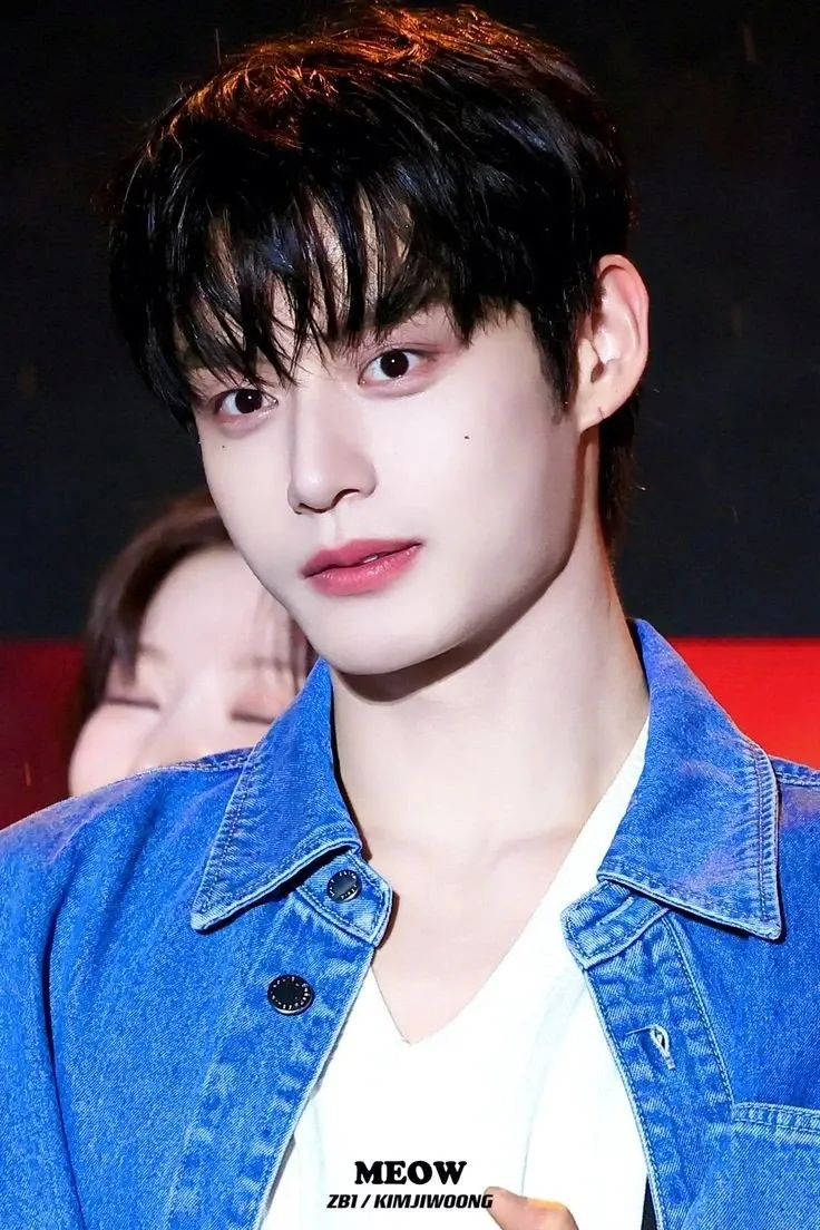 A moment captured by Kim Jiwoong (ZEROBASEONE)'s fan