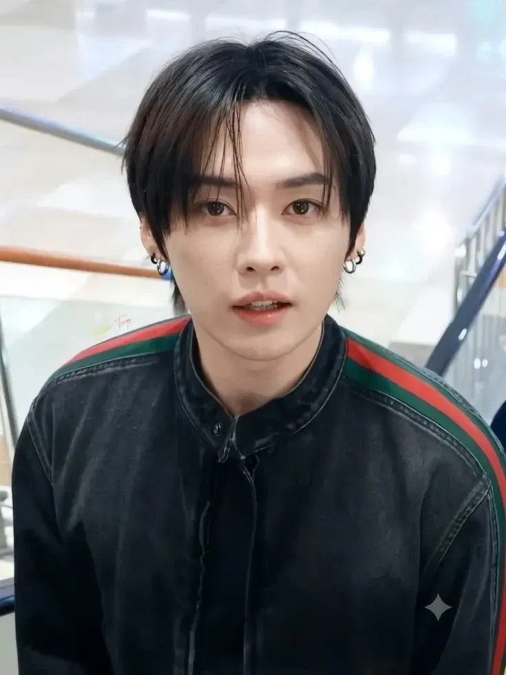 Latest photo of Lee Know (Stray Kids)