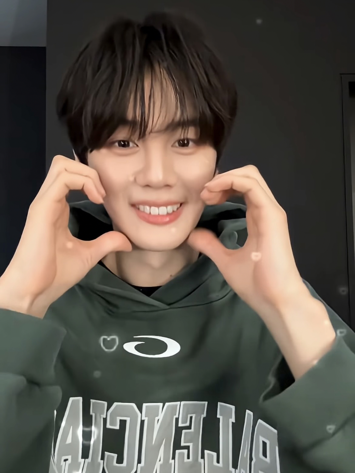 A moment captured by Kim Gyuvin (ZEROBASEONE)'s fan