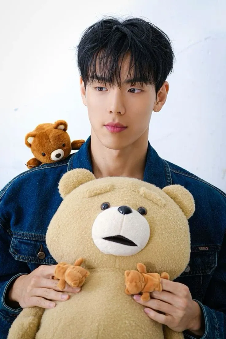 Recent activity shot of Shownu (MONSTA X)